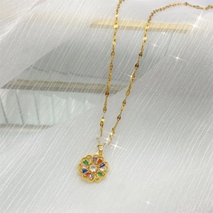 Collier à fleurs plaqué or luxueux avec zircons colorés sur de la gaze blanche