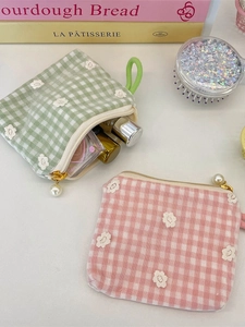 Petit porte-monnaie en maille avec broderie florale et pendentif perle élégant
