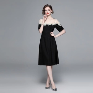 Robe midi trapèze noire élégante avec décolleté en mesh beige et appliqués floraux faits main