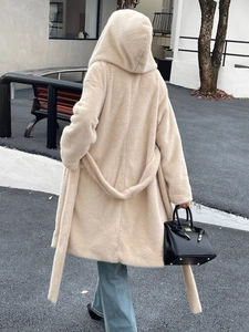 Manteau à capuche beige élégant en peluche avec ceinture, longueur genou, style urbain