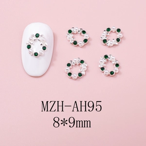 Détail de bijoux d'ongles couronne de Noël avec cristaux verts et perles, 8x9mm