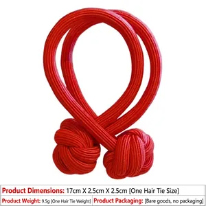 Detail van rood geknoopt elastisch haarelastiekje met geweven textuur van 17cm