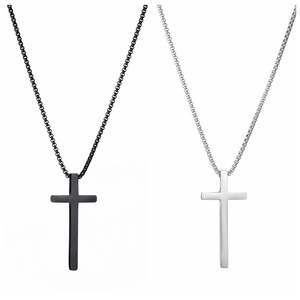 Vue détaillée de pendentifs croix en acier titane noir et argent sur chaînes