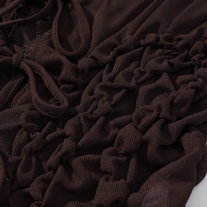 Vue détaillée du tissu plissé café foncé avec texture tricotée fine et nœud ruban