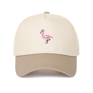Nahaufnahme der Flamingo-Stickerei auf einer beige-khakifarbenen 5-Panel-Trucker-Cap