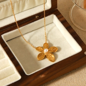 18K Gold Edelstahl Halskette mit Blumenanhänger und Perle in einer Schmuckschatulle