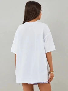 Πίσω όψη λευκού βαμβακερού T-shirt σε φαρδιά γραμμή με μινιμαλιστικό σχέδιο και στυλ