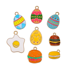 Detail von bunten Emaille-Ostereiern und Burger-Anhängern aus Legierung für DIY-Schmuck
