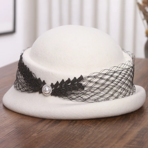 Détail de béret en laine avec dentelle noire et décoration de perle diamantée