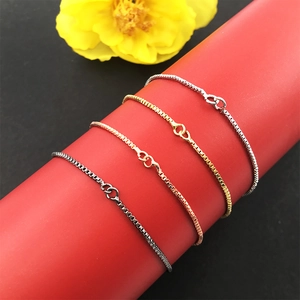 Détail de bracelets réglables en chaîne box en argent, or, or rose et métal noir