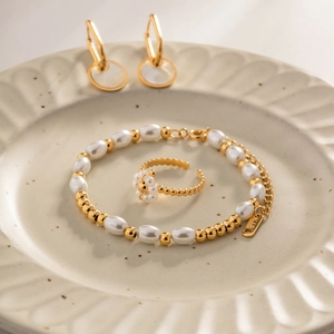 18K vergoldetes Schmuckset mit weißen Perlen inklusive Armband, Ohrringen und Blumenring