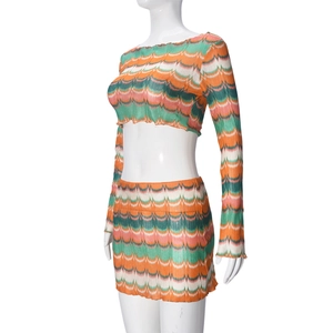 Détails de motifs ondulés sur un ensemble tricoté deux pièces avec crop top et jupe courte