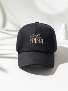 Dettaglio del ricamo girl MAMA su cappello da baseball nero con inserti maculati