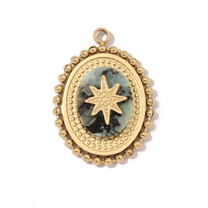 Détail macro du pendentif étoile dorée avec incrustation d'agate verte et bord perlé
