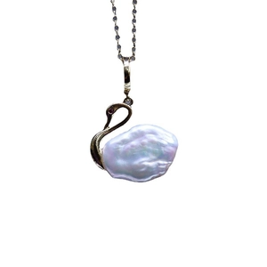 Collier pendentif cygne avec perle baroque d'eau douce et chaîne dorée élégante