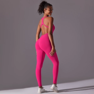 Detailansicht des nahtlosen Yoga-Overalls in Rosa mit gekreuzter Rückenstruktur