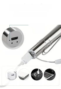 Lampe stylo médicale avec port USB montrant la connexion adaptateur et ordinateur