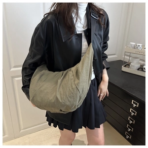 Détail du sac croissant vert olive avec tissu en nylon froncé et sangle réglable