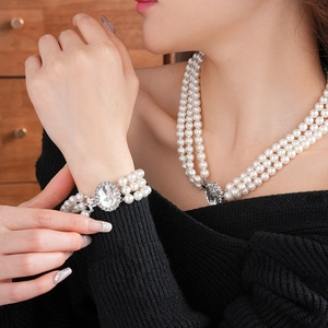 Dettaglio della collana e del bracciale di perle multistrato con chiusure di diamanti lussuose