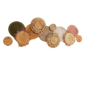 Set decorativo da parete bohémien con dischi in paglia e rattan intrecciati a mano in toni terra