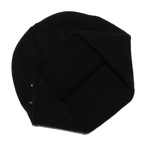 Détail de la texture en maille côtelée noire sur un bonnet Y2K minimaliste et souple