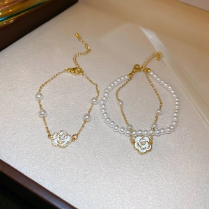 Bracelet double rangée en perles et pendentif fleur de camélia doré pour femmes