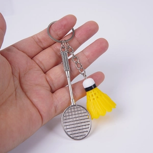 Mini legering badmintonracket en gele shuttle sleutelhanger voor sportliefhebbers