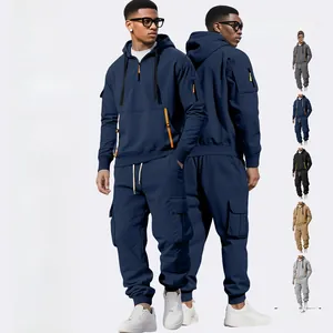 Dettaglio del set felpa blu da uomo con cerniere arancioni e tasche funzionali