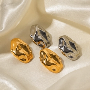 Boucles d'oreilles irrégulières en acier inoxydable plaqué or 18k sur soie blanche