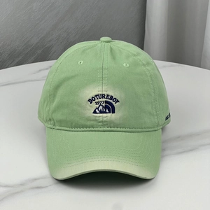 Détail de la casquette de baseball vert menthe avec broderie DOTUREBOY 1977 et œillets