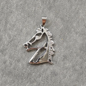 Collier avec pendentif tête de cheval 3D en acier inoxydable sur fond texturé gris