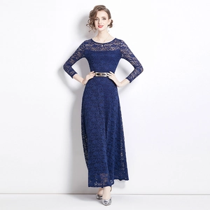 Abito lungo svasato in pizzo blu scuro a maniche lunghe con cintura dorata decorativa