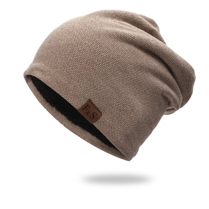 Dettaglio berretto in maglia con fodera in pile caldo e toppa logo F&S in pelle