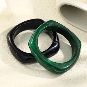Chic retro chunky resin square bangles in black and dark green marble finish