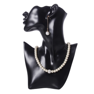 Porte-bijoux mannequin buste avec parure de perles crème et boucles d'oreilles