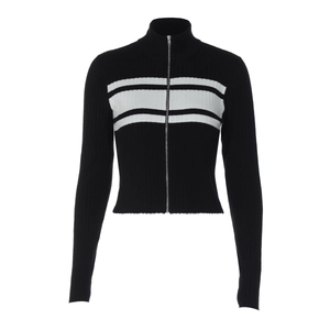 Détail des côtes en tricot texturé et de la fermeture éclair en métal sur ce cardigan