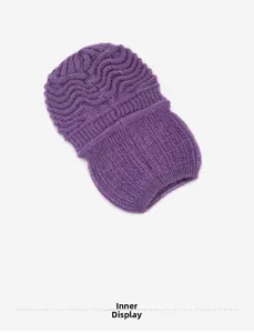Vista interna dettagliata del cappello in maglia viola con morbida fodera a coste