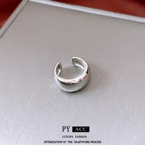 Eleganter minimalistischer versilberter Metall-Ohrclip mit glatt polierter Oberfläche