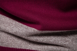 Makro-Detail der weinrot und cremeweiß gestreiften Stricktextur für Herrenpullover