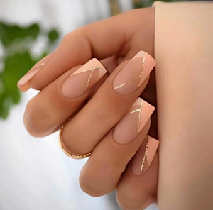Unghie finte quadrate nude opache con linee geometriche a V in glitter dorati