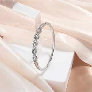 Detailansicht eines Silberarmbands mit Unendlichkeitssymbol und Zirkonia-Mikropavé-Besatz