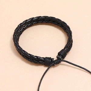 Détail du bracelet en cuir tressé noir à plusieurs brins avec cordon réglable