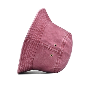 Dettaglio cappello pescatore bordeaux in cotone lavato con occhielli in metallo