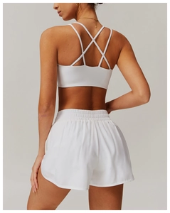 Détail de la brassière de sport blanche dos croisé avec bretelles fines et short