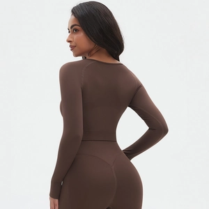 Détail de l'ensemble de sport marron avec haut court et leggings de yoga sans couture