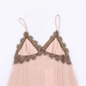 Abito rosa con scollo a V e pizzo marrone con spalline sottili in stile flat lay