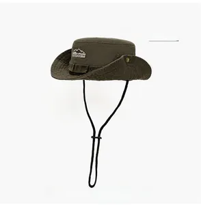 Détail du chapeau de soleil extérieur vert armée avec aérations et cordon coupe-vent