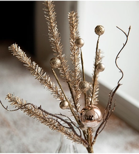 Macro d'aiguilles de pin dorées et d'ornements scintillants pour décor de Noël
