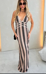 Détails de la robe longue à sequins avec col en V et motifs géométriques dorés
