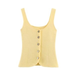 Détail du débardeur en tricot jaune avec encolure en U et boutons argentés décoratifs